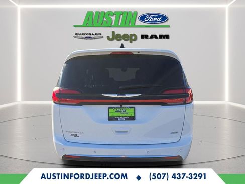 New 2026 Chrysler Pacifica Select image 4