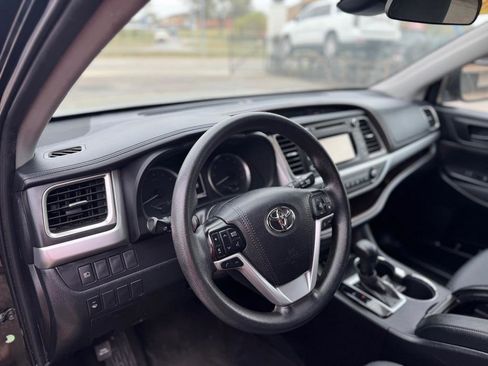 Used 2019 Toyota Highlander LE FWD image 9