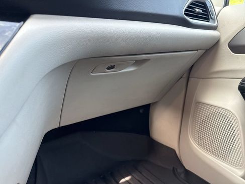 Used 2022 Chrysler Pacifica Touring-L FWD image 38