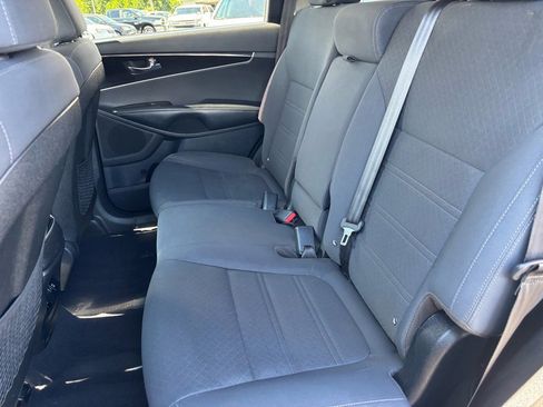 Used 2019 Kia Sorento LX image 16