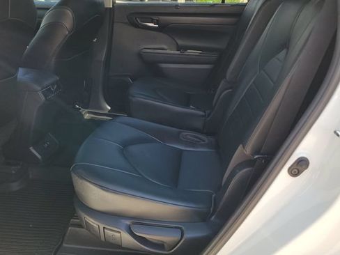 Used 2020 Toyota Highlander XLE AWD/4WD image 8