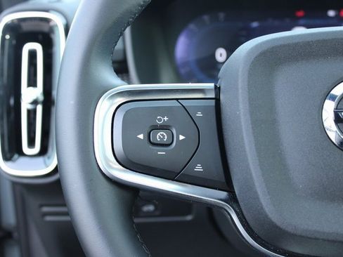 Used 2025 Volvo XC40 B5 Plus image 24