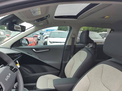 New 2025 Kia Niro SX Touring image 22