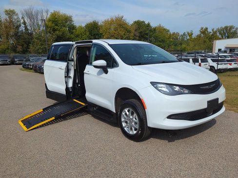 Used 2023 Chrysler Voyager LX image 2