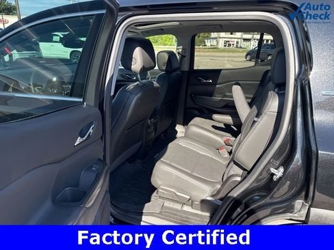 Certified 2023 GMC Acadia SLT w/ Preferred Package image 12