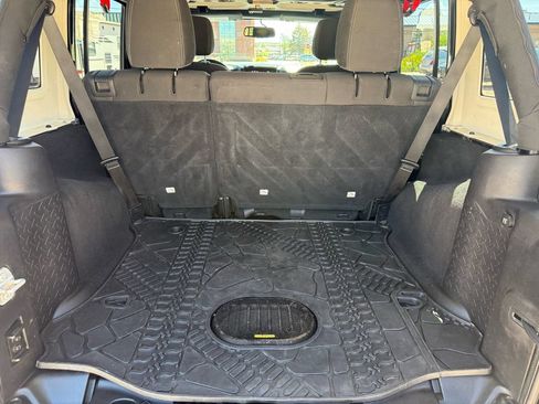 Used 2016 Jeep Wrangler Unlimited Rubicon w/ Connectivity Group AWD/4WD image 21