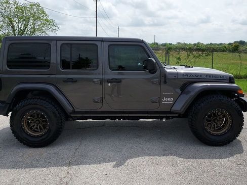Used 2018 Jeep Wrangler Unlimited Sahara AWD/4WD image 2
