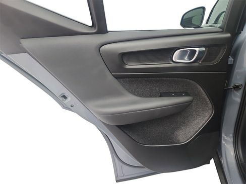 Used 2023 Volvo XC40 B5 Plus image 24