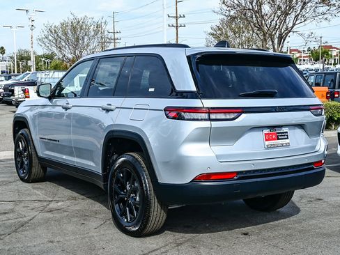 New 2025 Jeep Grand Cherokee Altitude image 7