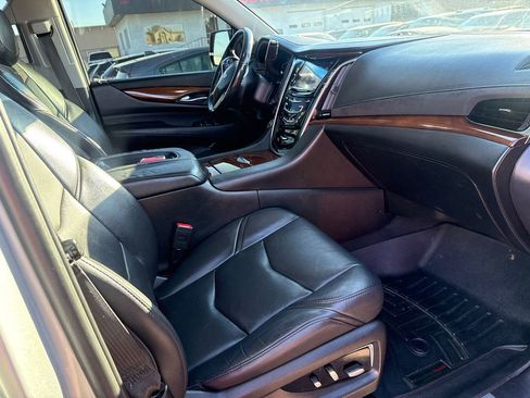 Used 2018 Cadillac Escalade Luxury image 12