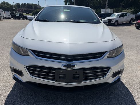 Used 2018 Chevrolet Malibu LT w/ Leather Package FWD image 2