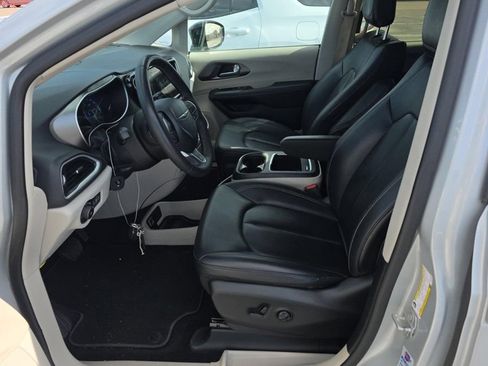 Used 2024 Chrysler Pacifica Touring-L FWD image 2