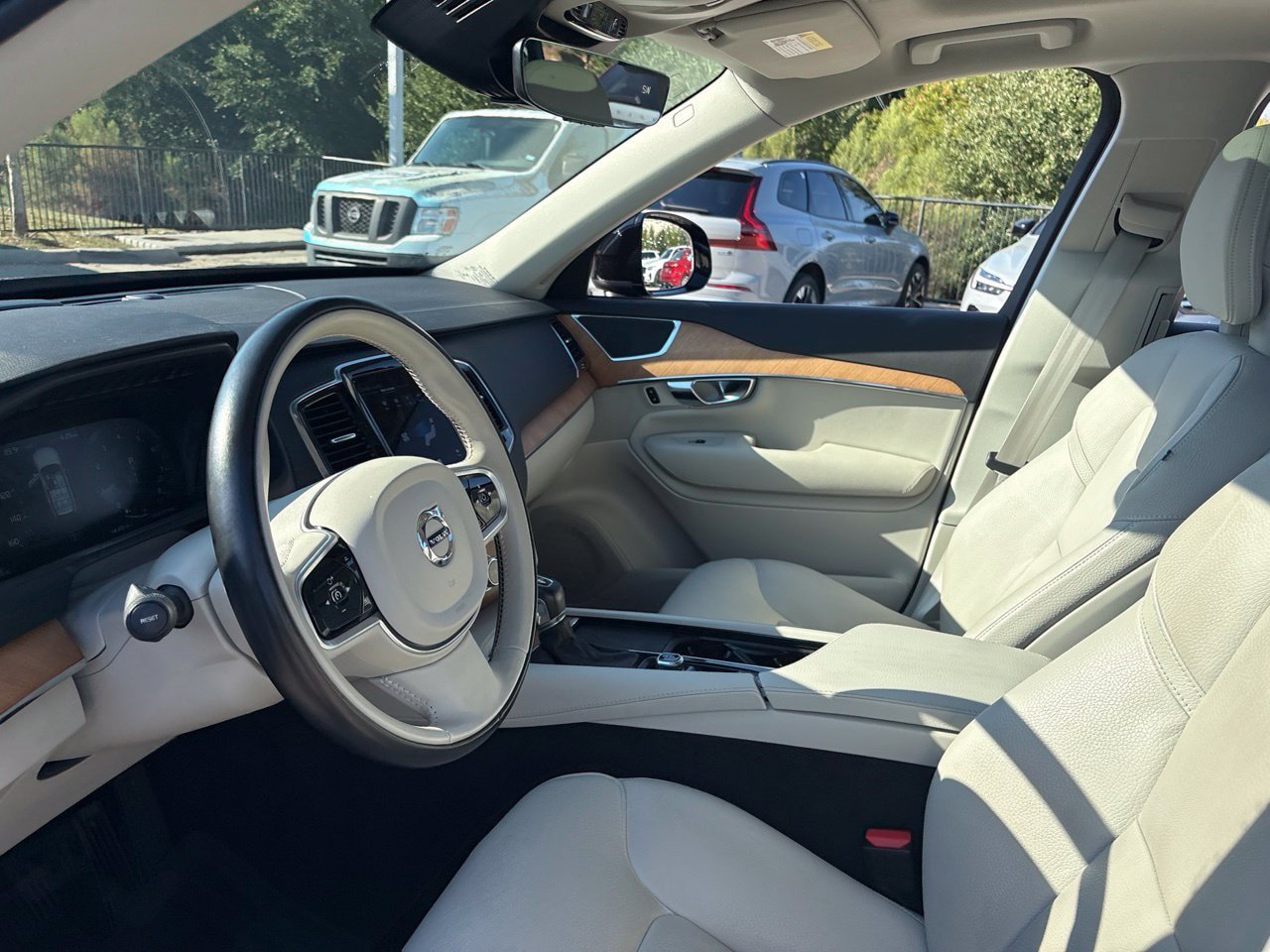 Used 2021 Volvo XC90 T6 Momentum w/ Advanced Package AWD/4WD image 18
