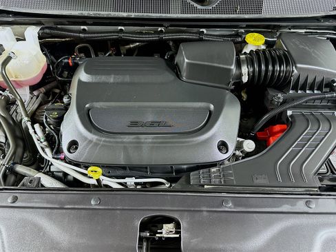 Used 2024 Chrysler Pacifica Touring-L image 32