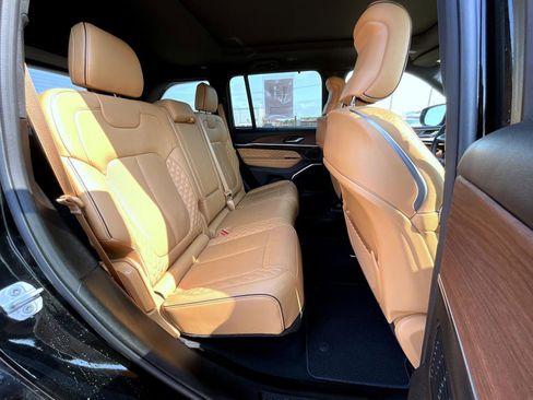 Used 2022 Jeep Grand Cherokee Summit w/ Luxury Tech Group V image 18