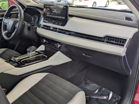 Used 2025 Mitsubishi Outlander SE FWD image 21