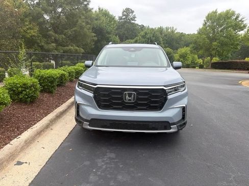 Used 2025 Honda Pilot Touring image 3