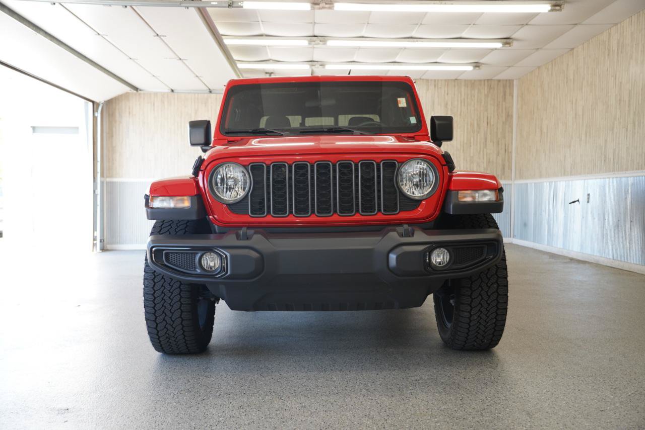 Used 2024 Jeep Gladiator Sport AWD/4WD image 2