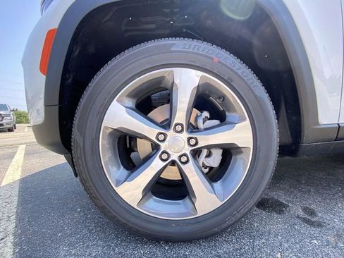 New 2025 Jeep Grand Cherokee Limited w/ Luxury Tech Group II image 10