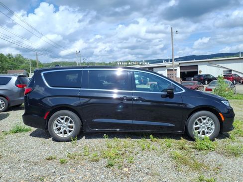 Used 2025 Chrysler Pacifica Select FWD image 2