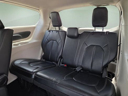 Used 2024 Chrysler Pacifica Limited FWD image 10