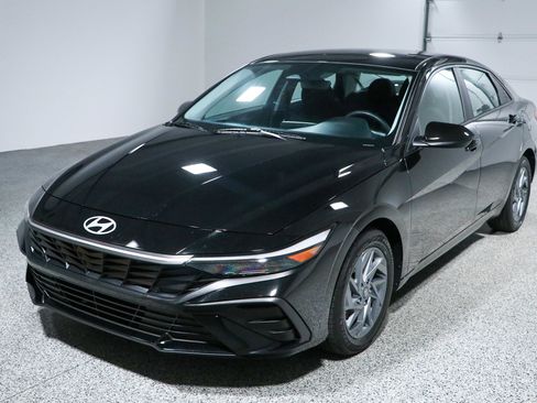 Used 2024 Hyundai Elantra SEL FWD image 29