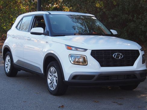 Used 2025 Hyundai Venue SE image 1