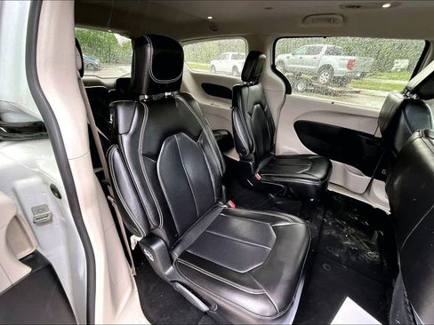 Used 2023 Chrysler Pacifica Touring-L FWD image 24