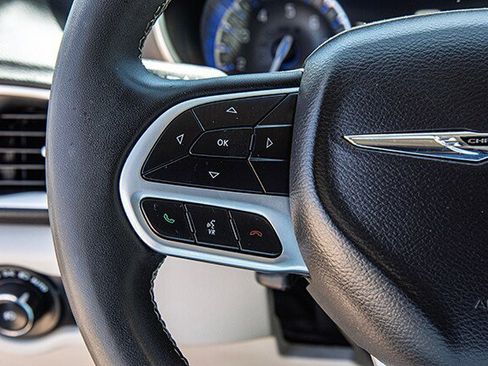 Used 2024 Chrysler Pacifica Touring-L FWD image 9