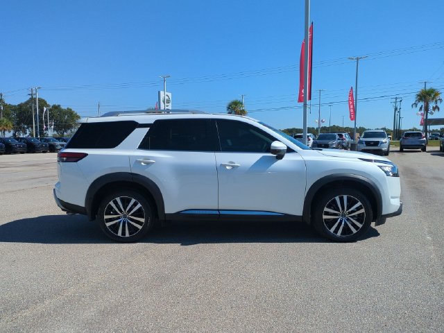 Used 2025 Nissan Pathfinder Platinum AWD/4WD image 2