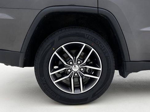 Used 2018 Jeep Grand Cherokee Laredo AWD/4WD image 28