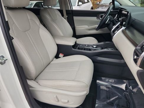 Used 2023 Kia Sorento EX image 19
