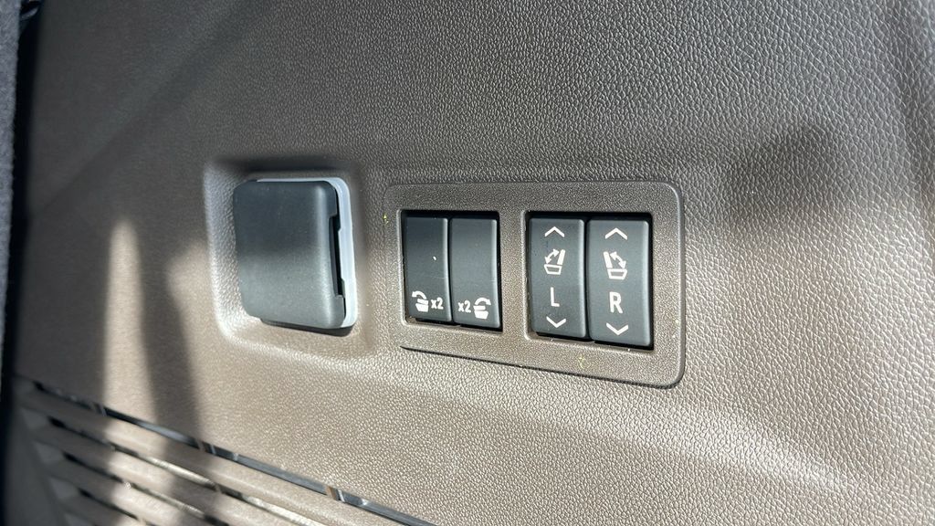 New 2026 GMC Yukon Elevation w/ Elevation Premium Package AWD/4WD image 31