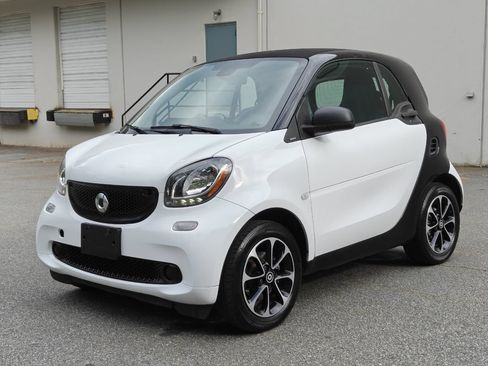 Used 2017 smart fortwo passion RWD image 8