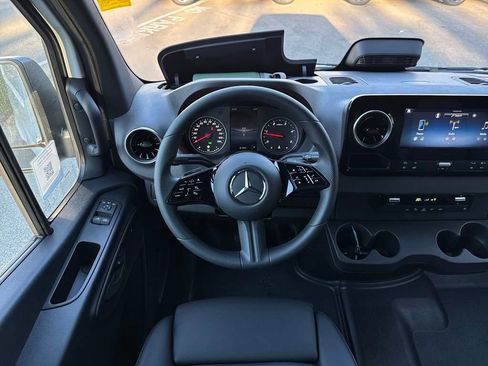Used 2025 Mercedes-Benz Sprinter 2500 image 13
