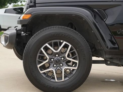 Used 2025 Jeep Wrangler Unlimited Sahara AWD/4WD image 5