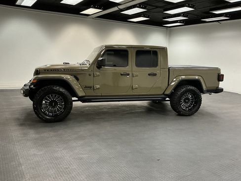 Used 2025 Jeep Gladiator Sport AWD/4WD image 2