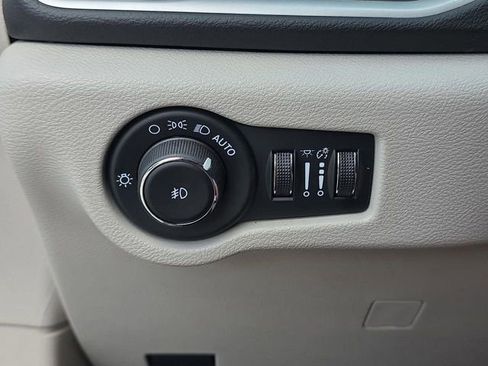 Certified 2024 Chrysler Pacifica Touring-L image 28