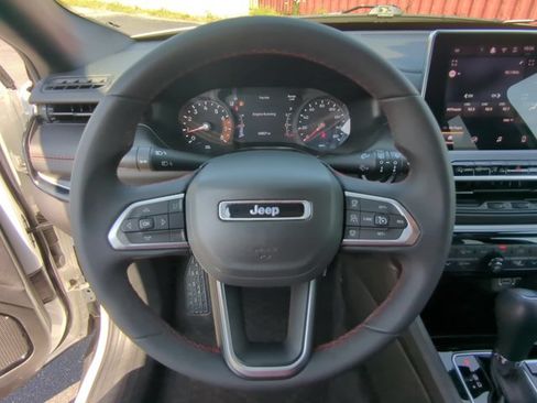 Used 2025 Jeep Compass Trailhawk AWD/4WD image 21