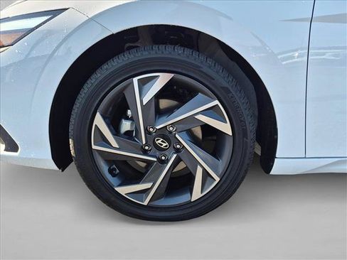 Certified 2025 Hyundai Elantra SEL FWD image 29