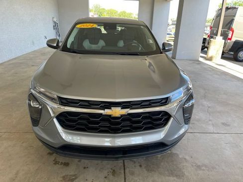 Used 2024 Chevrolet Trax LS w/ LS Convenience Package FWD image 6