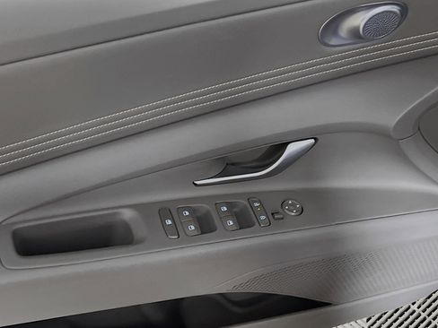 Used 2025 Hyundai Elantra SEL image 17