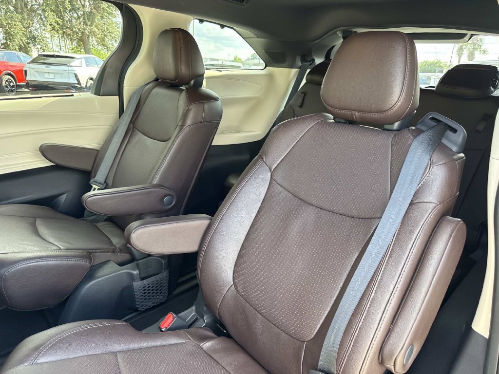 Used 2023 Toyota Sienna Platinum AWD/4WD image 24