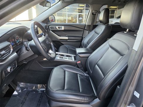Used 2022 Ford Explorer XLT w/ Equipment Group 202A image 7