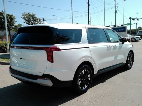 Used 2026 Kia Carnival LXS FWD image 6
