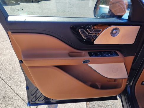 Used 2023 Lincoln Aviator Black Label w/ Class IV Trailer Tow Package image 23