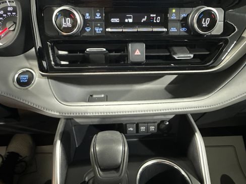 Used 2020 Toyota Highlander L AWD/4WD image 29