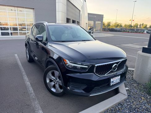 Used 2020 Volvo XC40 T4 Momentum FWD image 4