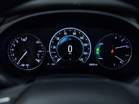 Used 2018 Buick LaCrosse Essence FWD image 2
