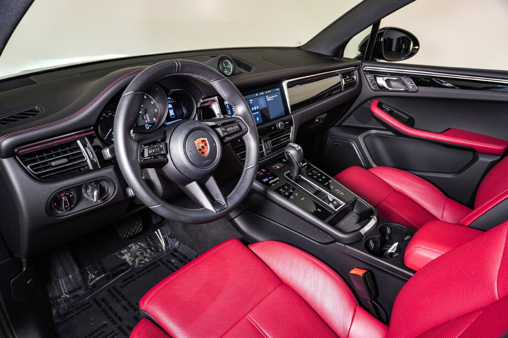 Certified 2026 Porsche Macan AWD/4WD image 4